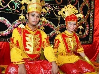 Những hủ tục bi hài khiến cô dâu chú rể bị hành hạ dã man trong ngày cưới