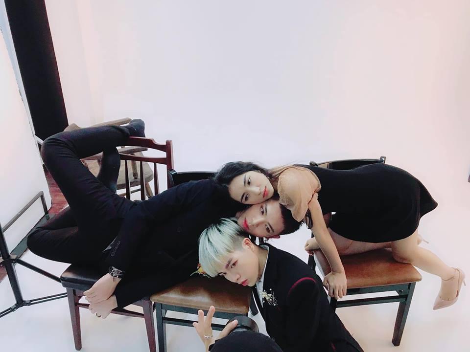 Cười xỉu với hậu trường tạo dáng vật vã của Hòa Minzy - Đức Phúc - Erik để cho ra bức ảnh 3 đầu chuẩn xu hướng-2