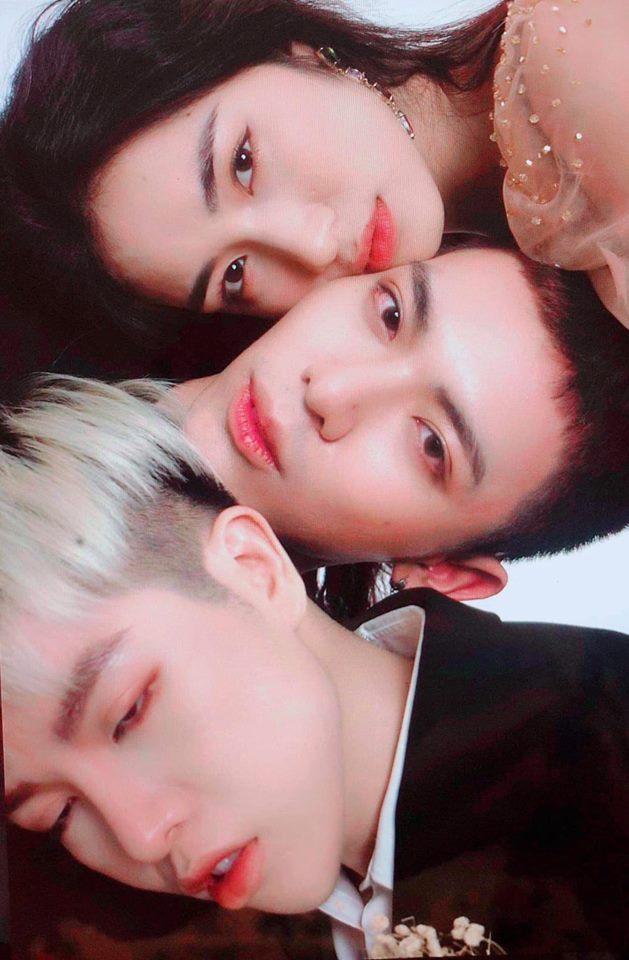 Cười xỉu với hậu trường tạo dáng vật vã của Hòa Minzy - Đức Phúc - Erik để cho ra bức ảnh 3 đầu chuẩn xu hướng-1