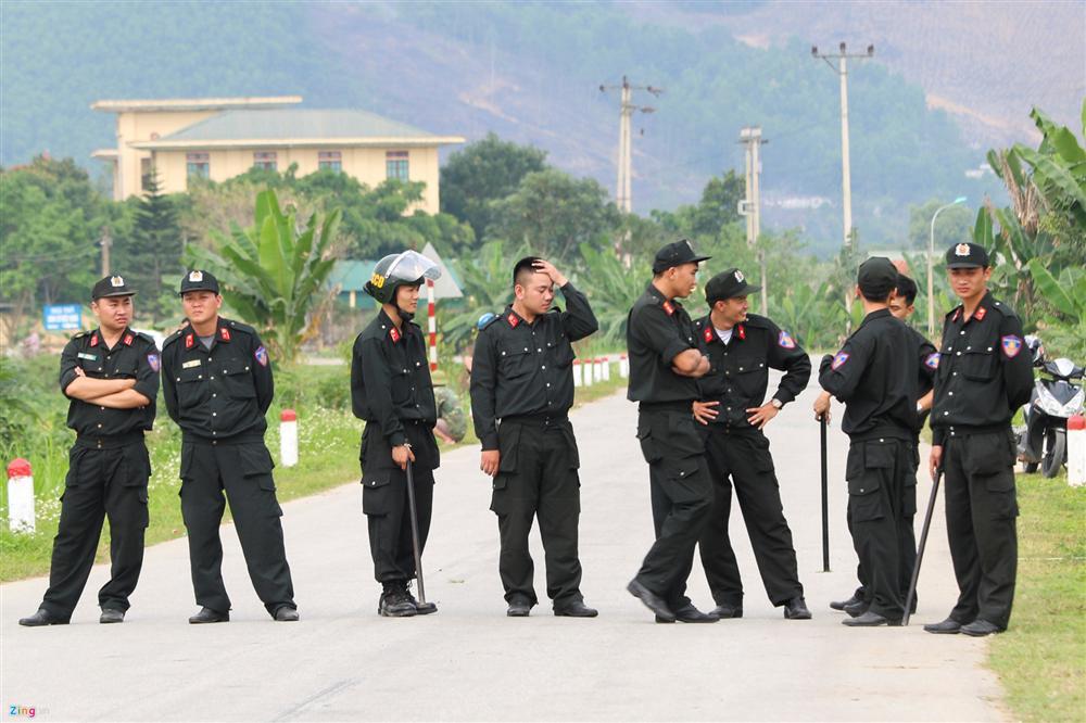 Khẩu súng của nhóm cố thủ trong ôtô suốt nhiều giờ đã lên đạn-2