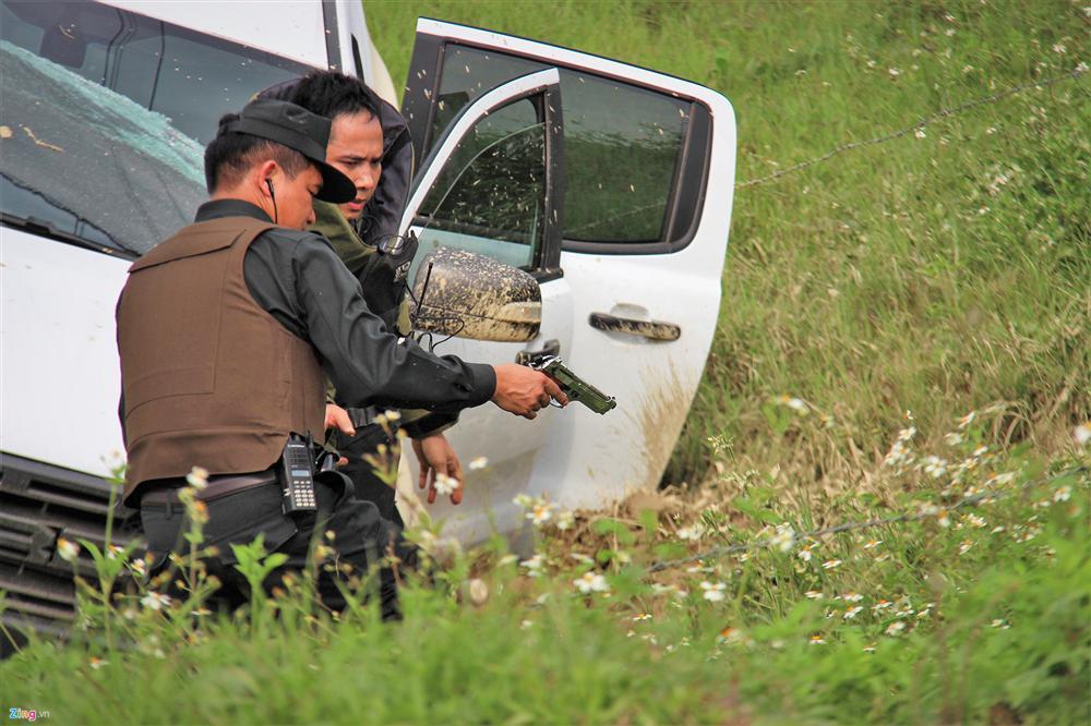 Khẩu súng của nhóm cố thủ trong ôtô suốt nhiều giờ đã lên đạn-5