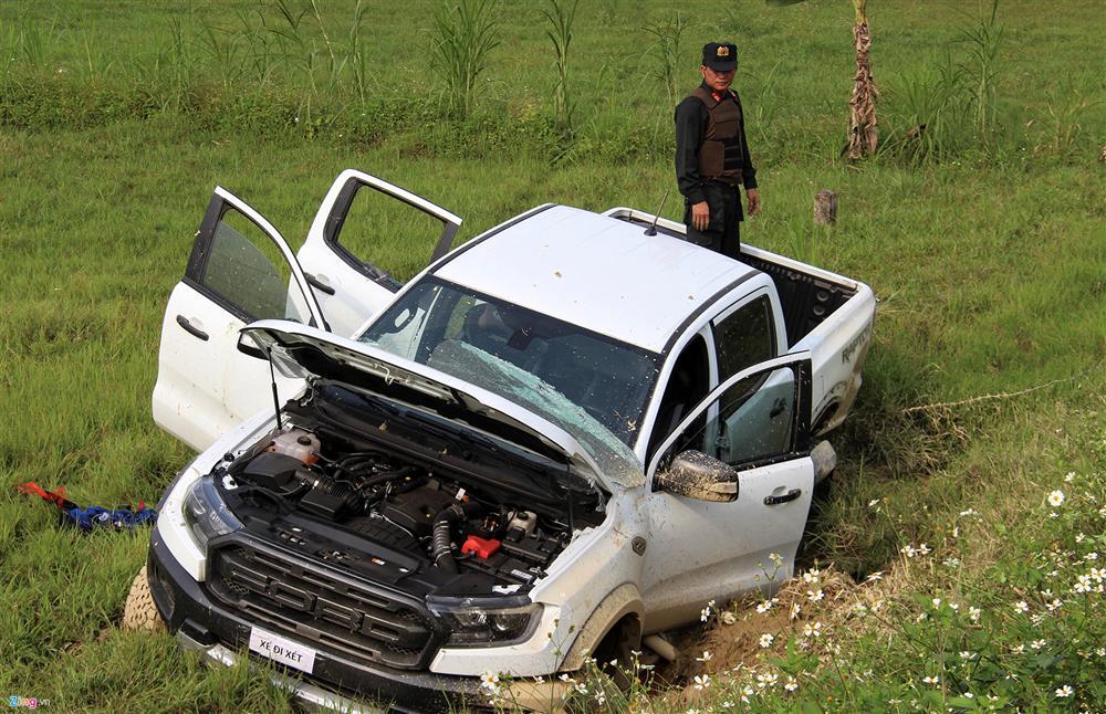 Khẩu súng của nhóm cố thủ trong ôtô suốt nhiều giờ đã lên đạn-10