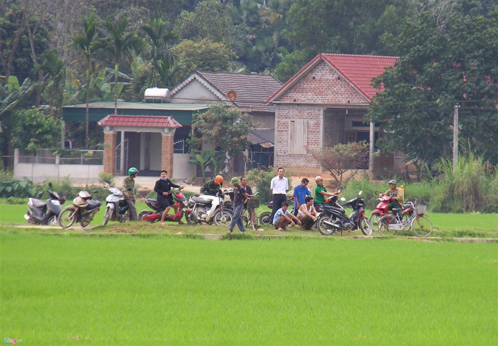 Khẩu súng của nhóm cố thủ trong ôtô suốt nhiều giờ đã lên đạn-13