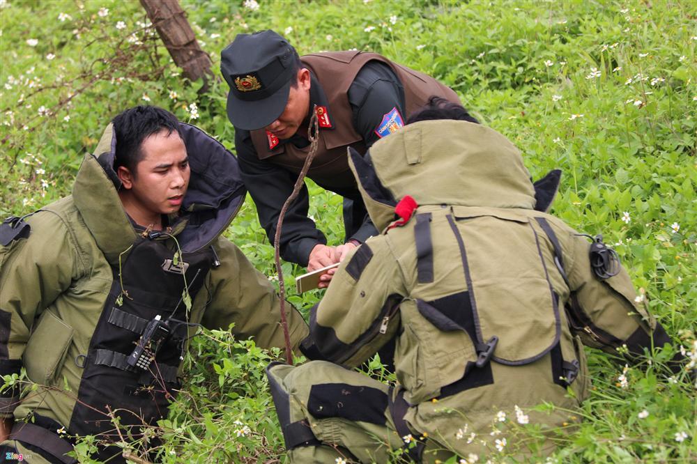 Khẩu súng của nhóm cố thủ trong ôtô suốt nhiều giờ đã lên đạn-7