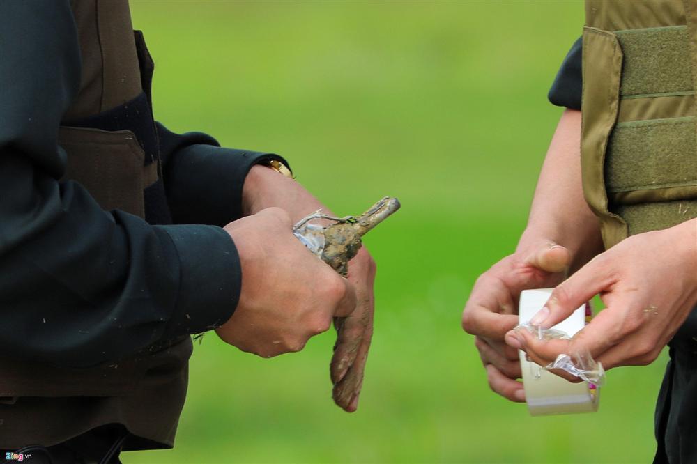 Khẩu súng của nhóm cố thủ trong ôtô suốt nhiều giờ đã lên đạn-9