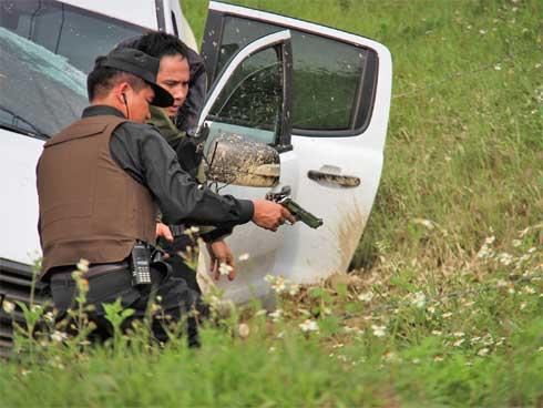 Khẩu súng của nhóm cố thủ trong ôtô suốt nhiều giờ đã lên đạn