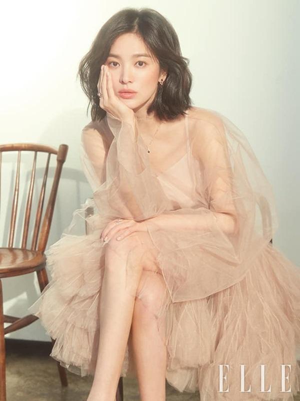 Cùng một chiếc váy, Song Hye Kyo được netizen khen tới tấp vì quá sang chảnh, Angela Baby bị ví như cá vàng bơi-1