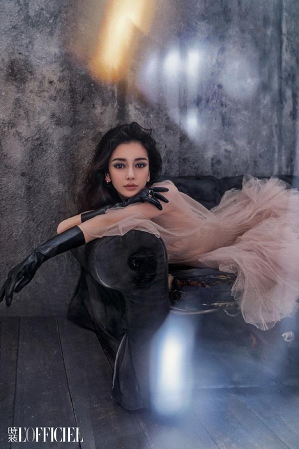 Cùng một chiếc váy, Song Hye Kyo được netizen khen tới tấp vì quá sang chảnh, Angela Baby bị ví như cá vàng bơi-3