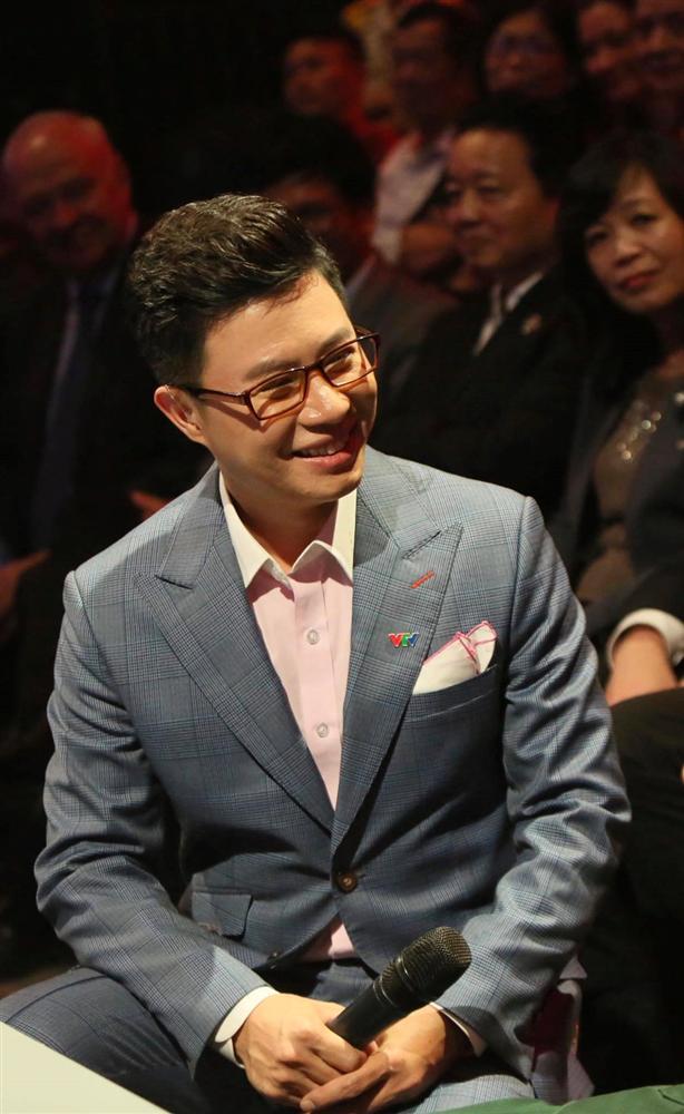 Nam ca sĩ tố gạ tình bị mất bình tĩnh khi trả lời về giới tính-2