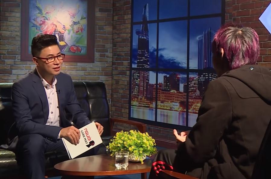 Nam ca sĩ tố gạ tình bị mất bình tĩnh khi trả lời về giới tính-1