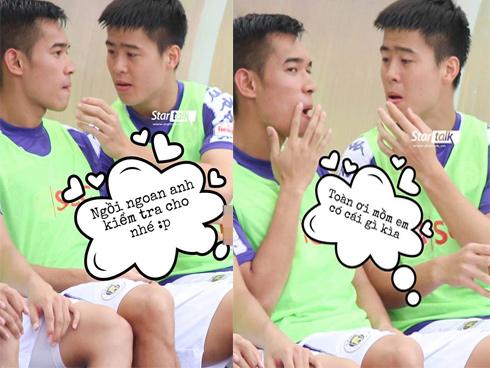 Ngồi ghế dự bị nhưng Duy Mạnh bừng sáng hơn các cầu thủ trên sân nhờ khoảnh khắc 'săm soi' sắc đẹp cho đồng đội