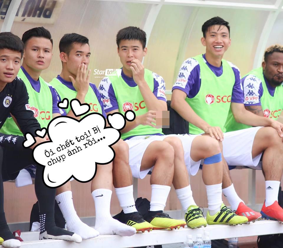 Ngồi ghế dự bị nhưng Duy Mạnh bừng sáng hơn các cầu thủ trên sân nhờ khoảnh khắc săm soi sắc đẹp cho đồng đội-3
