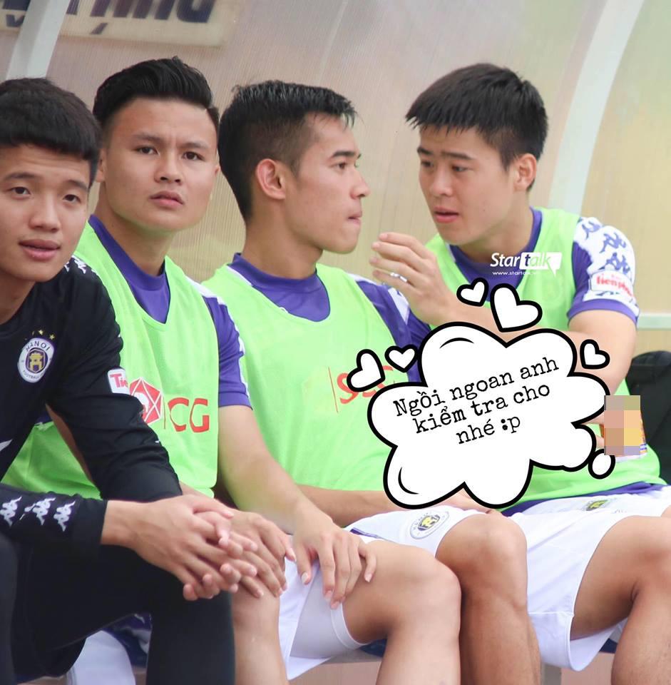 Ngồi ghế dự bị nhưng Duy Mạnh bừng sáng hơn các cầu thủ trên sân nhờ khoảnh khắc săm soi sắc đẹp cho đồng đội-2