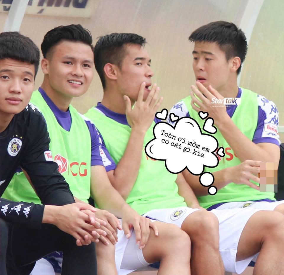 Ngồi ghế dự bị nhưng Duy Mạnh bừng sáng hơn các cầu thủ trên sân nhờ khoảnh khắc săm soi sắc đẹp cho đồng đội-1