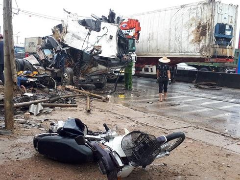 Người thoát chết khi xe container lao vào nhà: Tôi chạy theo phản xạ-1