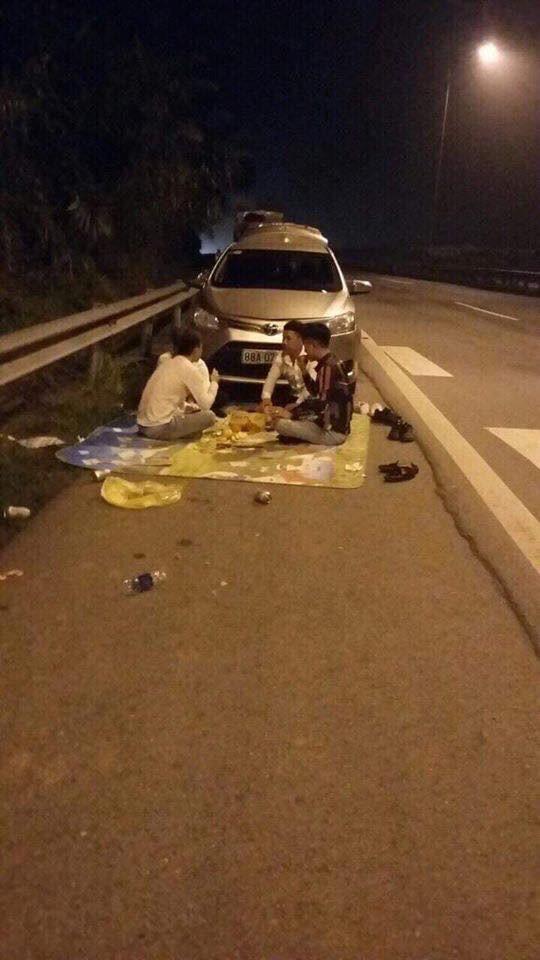 Ngồi ăn trên cao tốc và loạt hành động đùa giỡn giao thông nguy hiểm-1