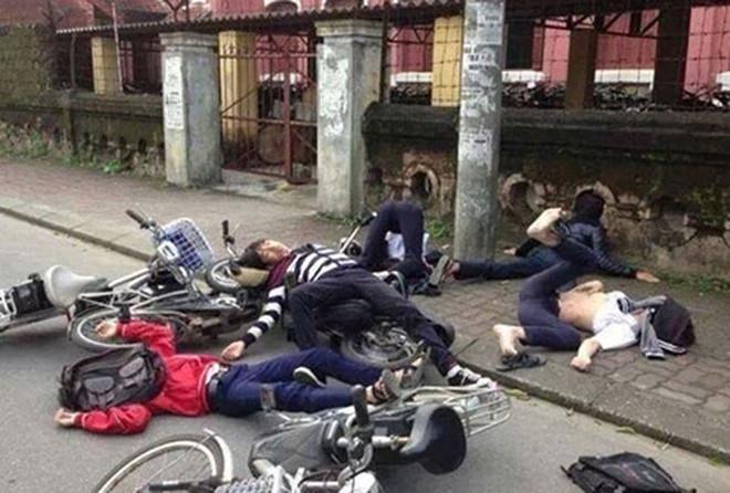 Ngồi ăn trên cao tốc và loạt hành động đùa giỡn giao thông nguy hiểm-4