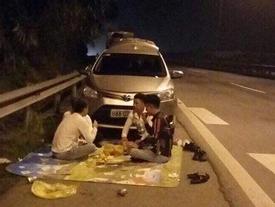 Ngồi ăn trên cao tốc và loạt hành động đùa giỡn giao thông nguy hiểm Ngồi ăn trên cao tốc và loạt hành động đùa giỡn giao thông nguy hiểm