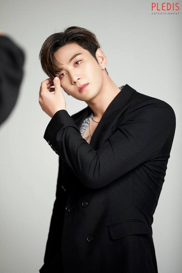 Boygroup gì mà toàn tuyệt phẩm nhan sắc thế này?-20