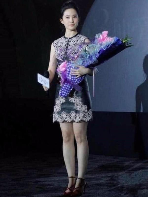 Thần tiên tỷ tỷ Lưu Diệc Phi sở hữu gương mặt đẹp nhưng lại mang khuyết điểm lớn với đôi chân thô kệch-13