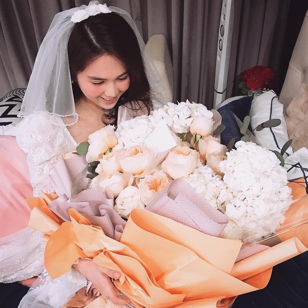 Sao Việt hack não người hâm mộ khi vừa đầu năm mới đã nửa kín nửa hở khoe người yêu-13