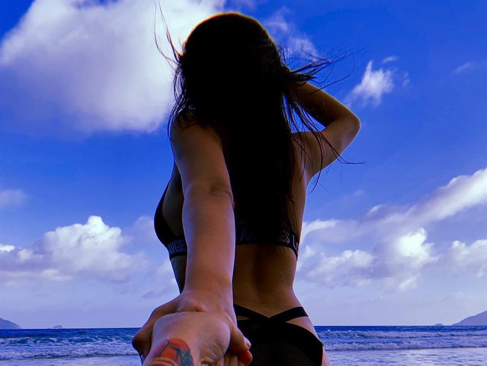 Sao Việt hack não người hâm mộ khi vừa đầu năm mới đã nửa kín nửa hở khoe người yêu-6