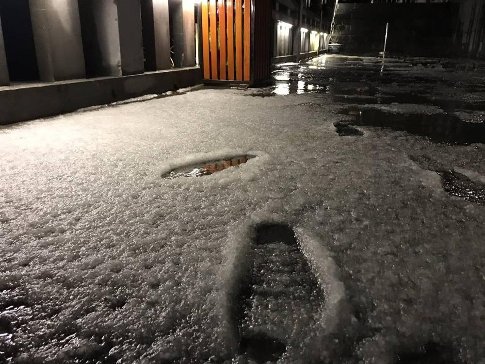 Mưa băng lã chã ngỡ tuyết rơi, phủ trắng đường lên đỉnh Fansipan-1