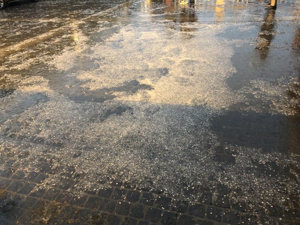 Mưa băng lã chã ngỡ tuyết rơi, phủ trắng đường lên đỉnh Fansipan-2