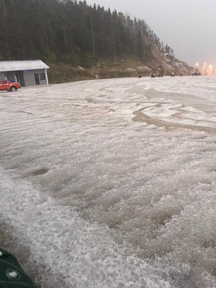 Mưa băng lã chã ngỡ tuyết rơi, phủ trắng đường lên đỉnh Fansipan-4