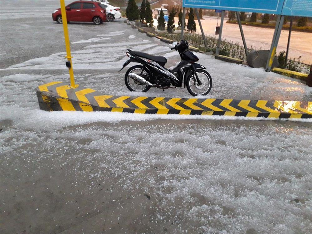 Mưa băng lã chã ngỡ tuyết rơi, phủ trắng đường lên đỉnh Fansipan-6