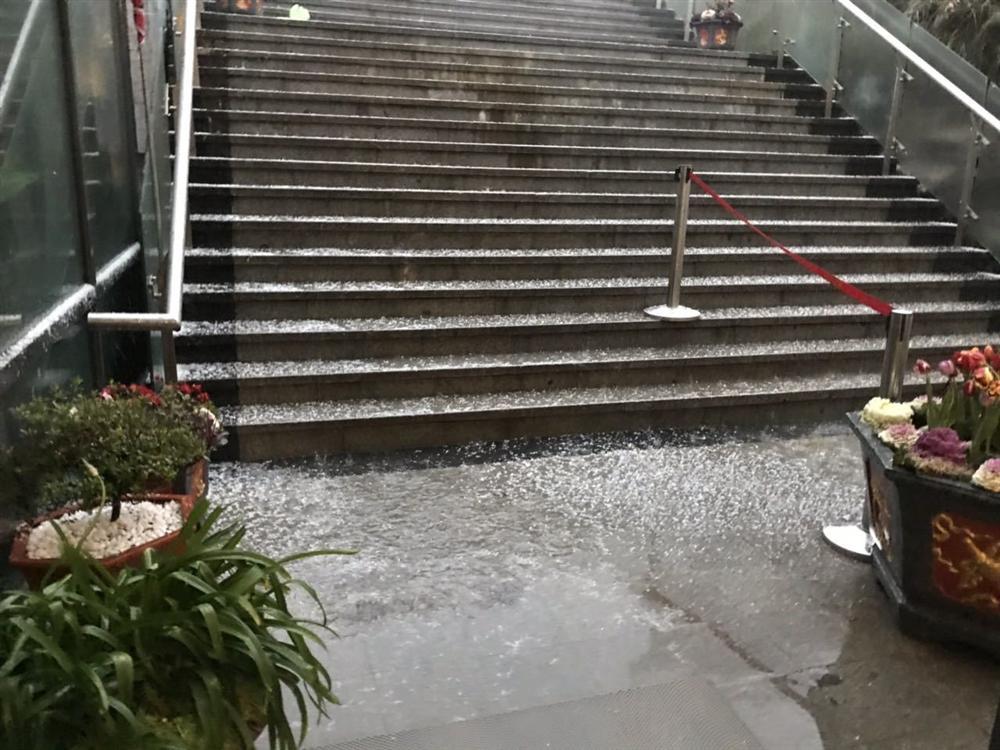 Mưa băng lã chã ngỡ tuyết rơi, phủ trắng đường lên đỉnh Fansipan-7