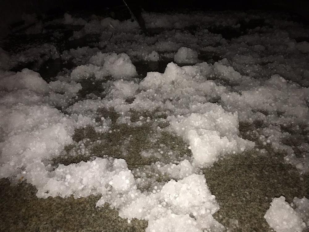 Mưa băng lã chã ngỡ tuyết rơi, phủ trắng đường lên đỉnh Fansipan-13