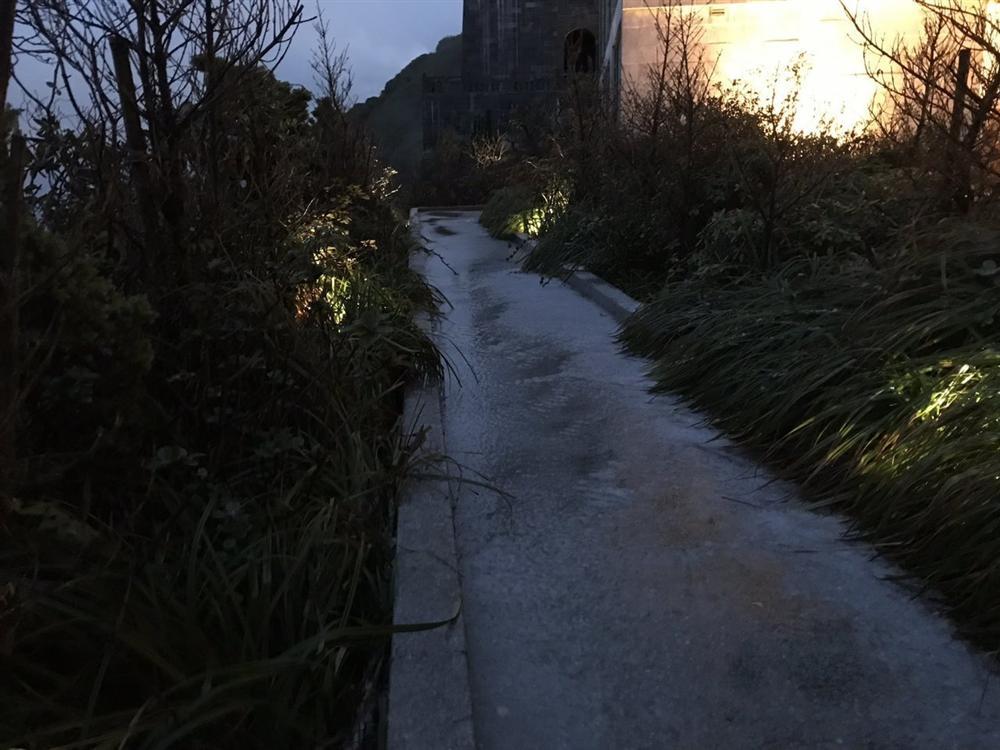 Mưa băng lã chã ngỡ tuyết rơi, phủ trắng đường lên đỉnh Fansipan-14