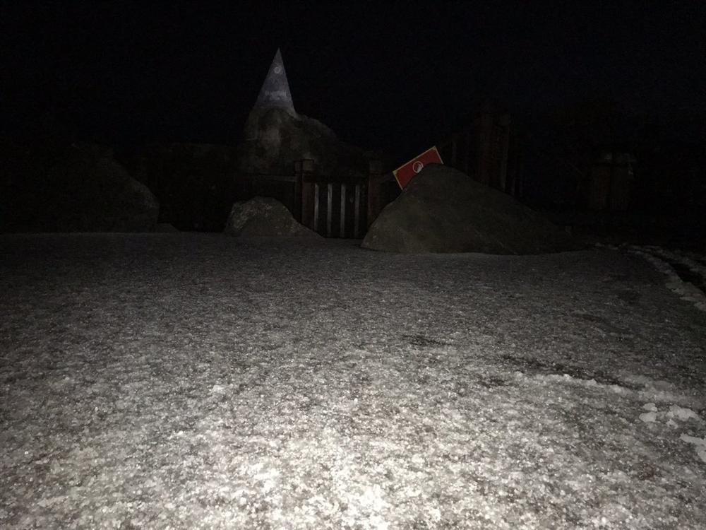 Mưa băng lã chã ngỡ tuyết rơi, phủ trắng đường lên đỉnh Fansipan-15