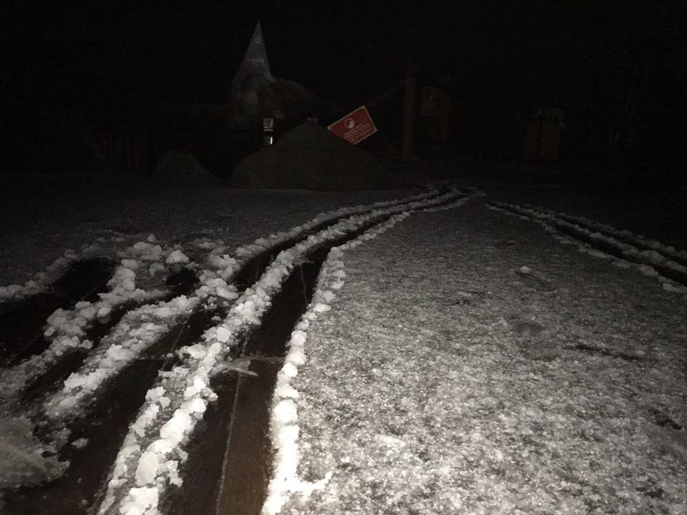 Mưa băng lã chã ngỡ tuyết rơi, phủ trắng đường lên đỉnh Fansipan-16