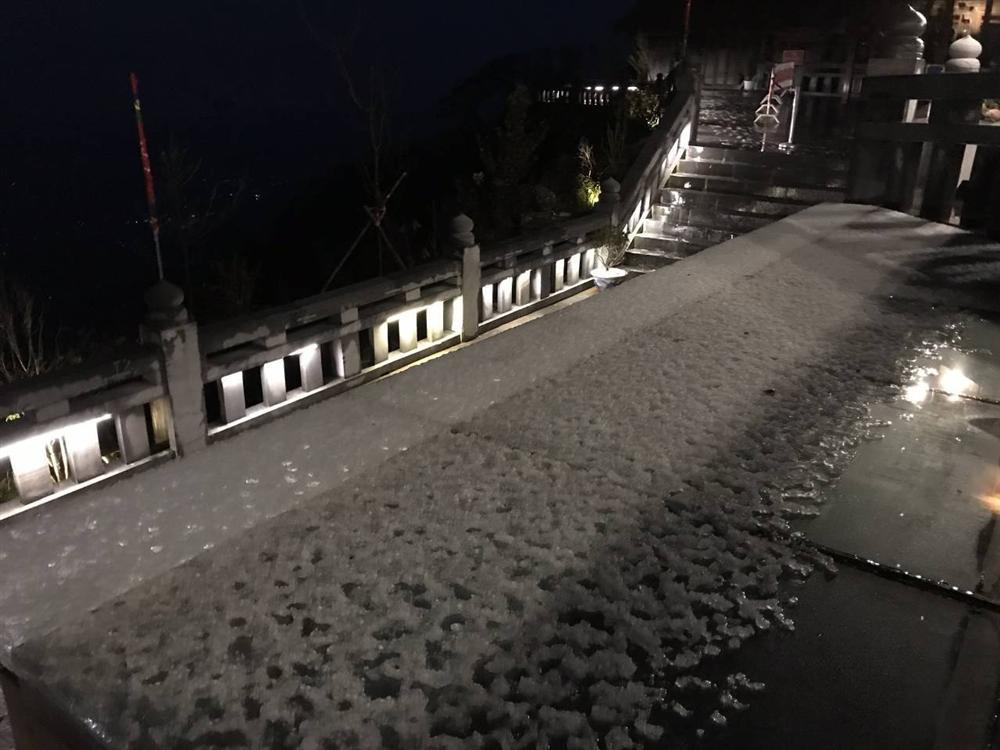 Mưa băng lã chã ngỡ tuyết rơi, phủ trắng đường lên đỉnh Fansipan-17