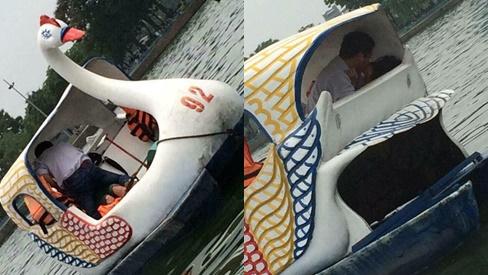 Hôn nhau như nuốt lưỡi giữa thanh thiên bạch nhật nhưng bàn tay hư của cô gái mới là thứ khiến dân tình sôi máu-5