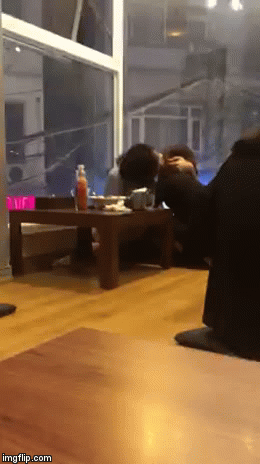 Hôn nhau như nuốt lưỡi giữa thanh thiên bạch nhật nhưng bàn tay hư của cô gái mới là thứ khiến dân tình sôi máu-2