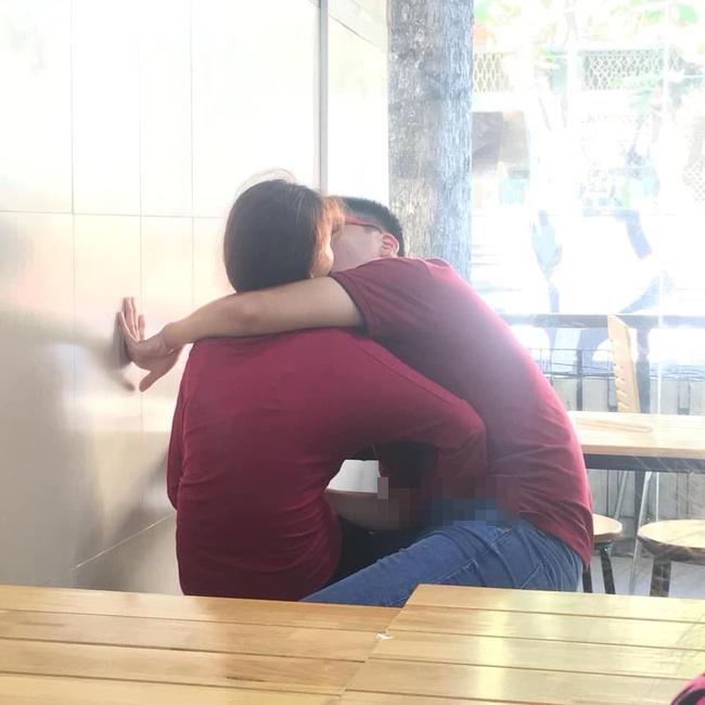 Hôn nhau như nuốt lưỡi giữa thanh thiên bạch nhật nhưng bàn tay hư của cô gái mới là thứ khiến dân tình sôi máu-1