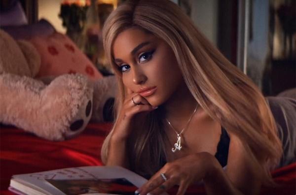 Bạn sẽ bất ngờ khi biết Ariana Grande vừa thiết lập một kỷ lục cực khủng trên bảng vàng Billboard 200-2