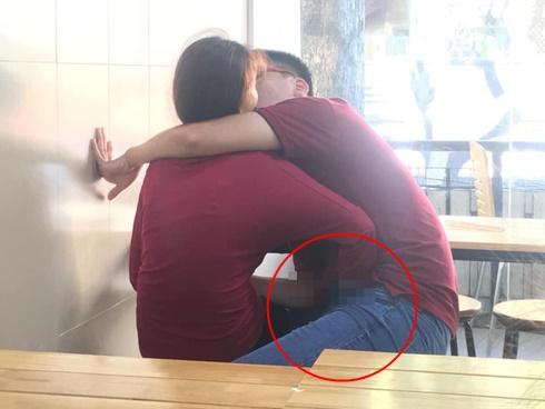 Hôn nhau như nuốt lưỡi giữa thanh thiên bạch nhật nhưng 'bàn tay hư' của cô gái mới là thứ khiến dân tình sôi máu