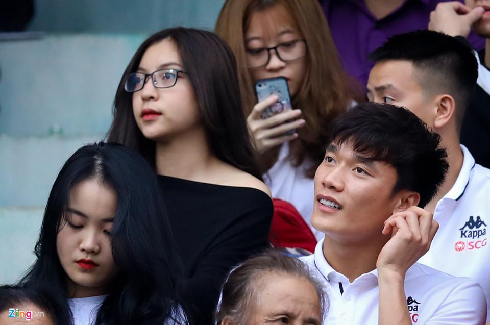 Phải ngồi ghế khán giả cùng Nhật Lê xem CLB nhà thi đấu đã không vui, Bùi Tiến Dũng còn bị soi khoảnh khắc kém sang-2