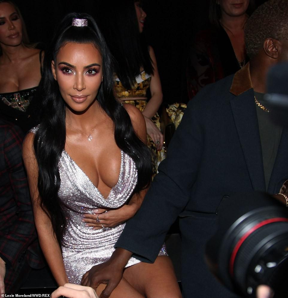 Ngực nặng trĩu như hai trái bom nhưng Kim Kardashian vẫn nghiện diện đầm bức tử vòng 1-9