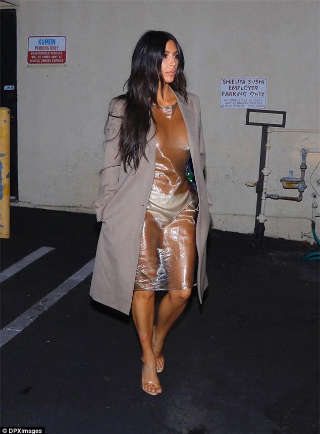 Ngực nặng trĩu như hai trái bom nhưng Kim Kardashian vẫn nghiện diện đầm bức tử vòng 1-5