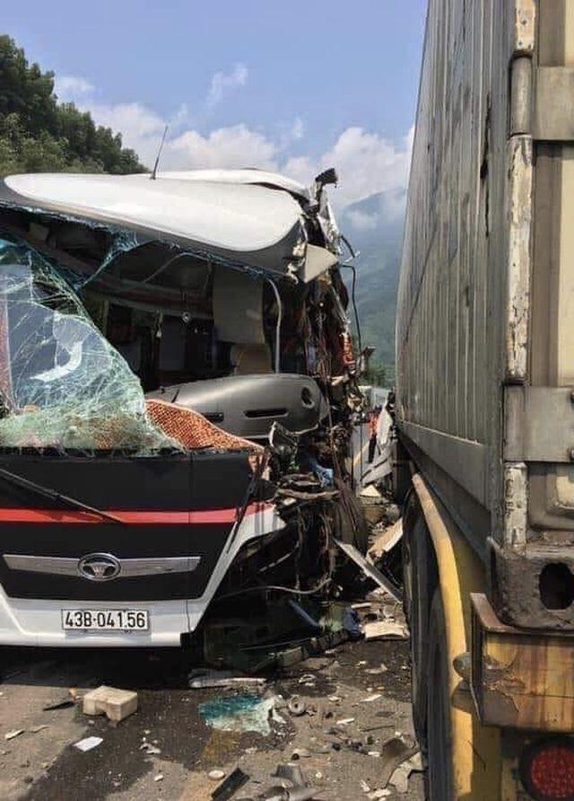 Đà Nẵng: Xe khách nát bươm sau khi tông xe container, 13 du khách nhập viện-1