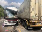 Đà Nẵng: Xe khách 'nát bươm' sau khi tông xe container, 13 du khách nhập viện