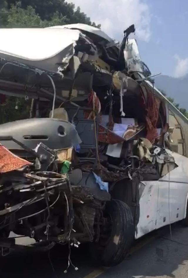 Đà Nẵng: Xe khách nát bươm sau khi tông xe container, 13 du khách nhập viện-4