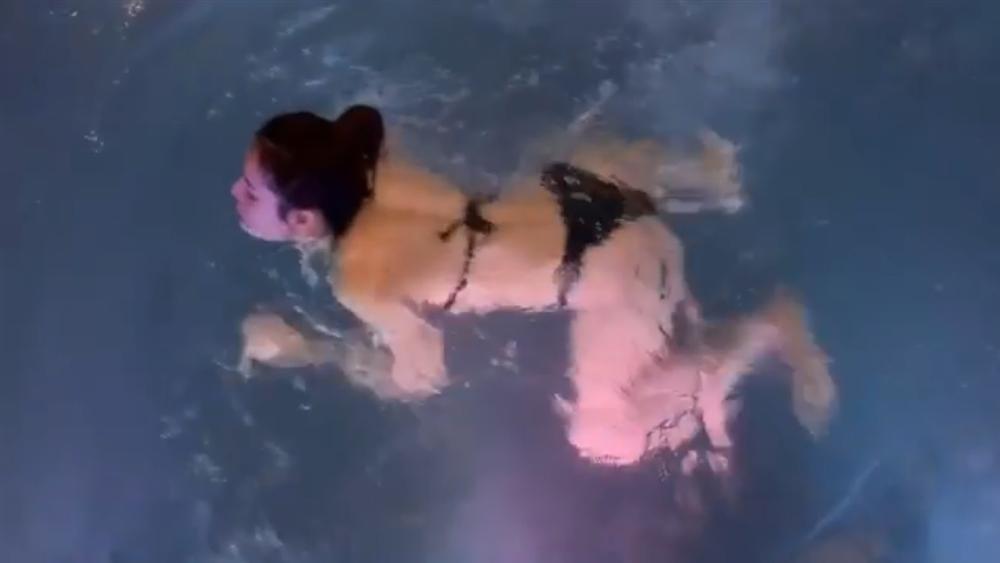 Sau clip tập bơi không ai hiểu nổi, Phương Trinh Jolie lại tăng động uốn éo chốn đông người-7