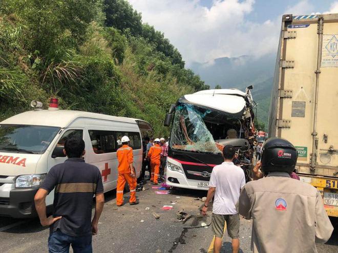 Đà Nẵng: Xe khách nát bươm sau khi tông xe container, 13 du khách nhập viện-5
