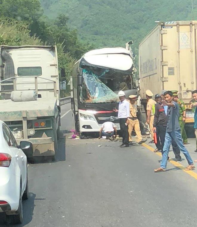 Hiện trường vụ xe chở khách du lịch đối đầu container: Ai đi qua cũng hoảng hốt, sợ hãi-2